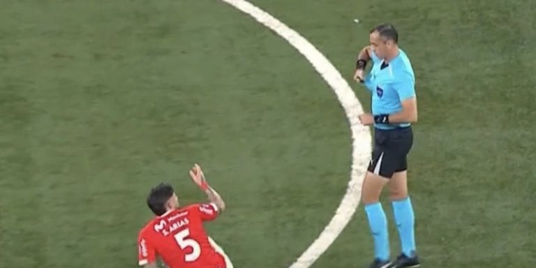 Árbitro leva mão ao bolso para aplicar cartão, mas desiste e gera polêmica em Botafogo x Cienciano