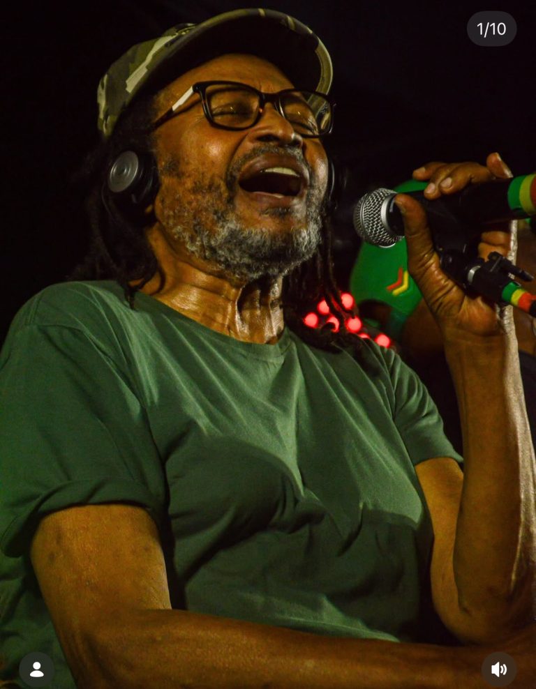 Cantor Edson Gomes é internado em UTI de hospital na Bahia após passar mal depois de show
