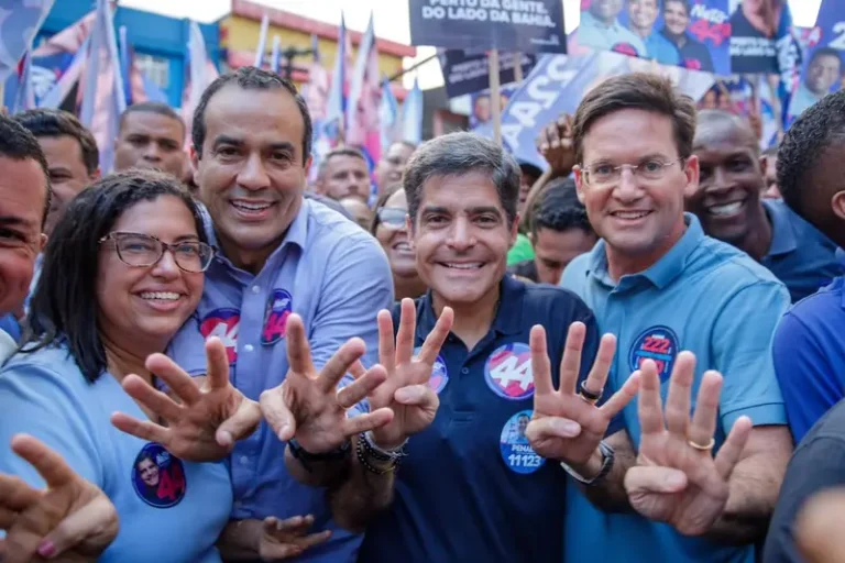 Ana Paula Matos exalta força do grupo político de ACM Neto durante primeira caminhada de campanha em Salvador