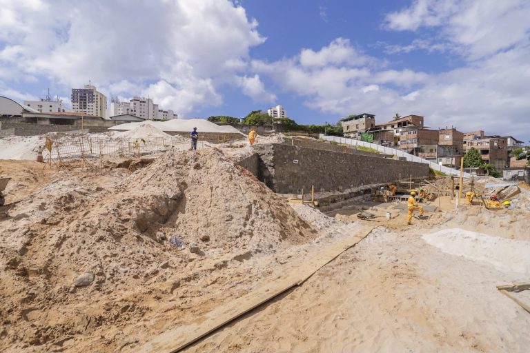 *Bruno Reis vistoria obras de urbanização do Pé Preto, que avançam com construção de 270 novas moradias em Salvador*