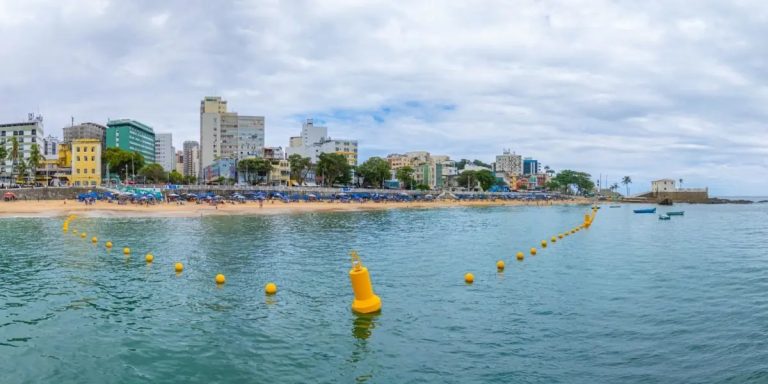 Prefeitura de Salvador instala boias de proteção a banhistas no Porto da Barra