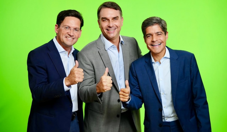 Flávio Bolsonaro desembarca em Salvador para comício com ACM Neto, Bruno Reis e lideranças da oposição no dia 17