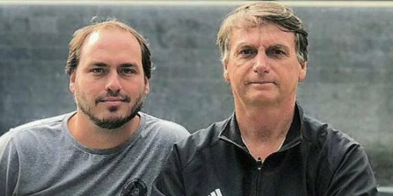 Carlos Bolsonaro demonstra preocupação com estado físico do pai após visita