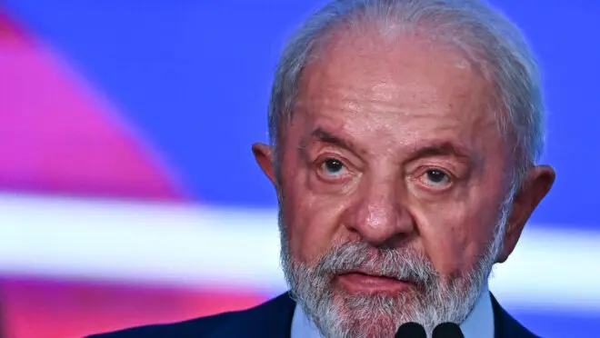 Lula é reeleito presidente do Brasil mas quantidade de votos fica bem próximo
